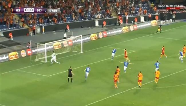 هدف سانت جونستون الاول في مرمي جالطة سراي وطرد موسليرا الدوري الاوروبي