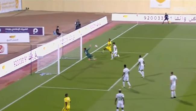 الحزم يهدر فرصة هدف محقق امام الأهلي بالدوري السعودي