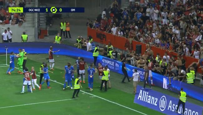 جماهير نيس تقتحم الملعب بعد الاشتباك مع لاعبي مارسيليا