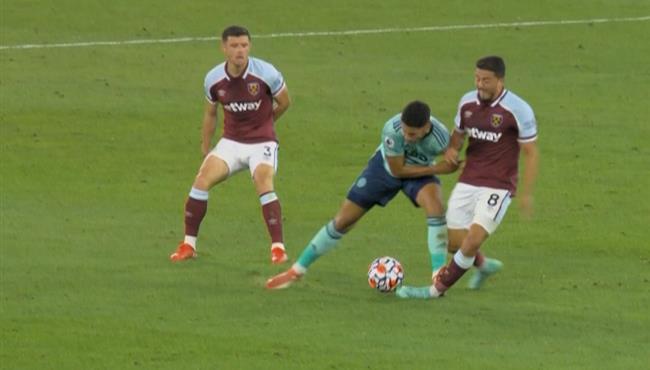 طرد ايوزي بيريز في مباراة ليستر سيتي ووست هام