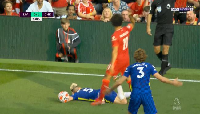 محمد صلاح ينفعل على حكم مباراة ليفربول وتشيلسي