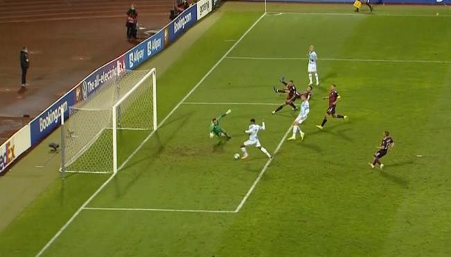 شاهد كيف اهدر كينج هذه الفرصة في مباراة النرويج ولاتفيا