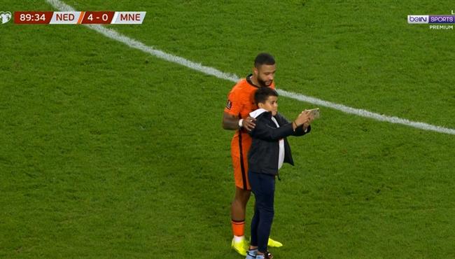 طفل يقتحم ملعب مباراة هولندا والجبل الاسود لإلتقاط سيلفي مع ممفيس ديباي