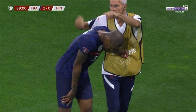 اصابة كيمبيمبي في مباراة فرنسا وفنلندا بتصفيات كأس العالم