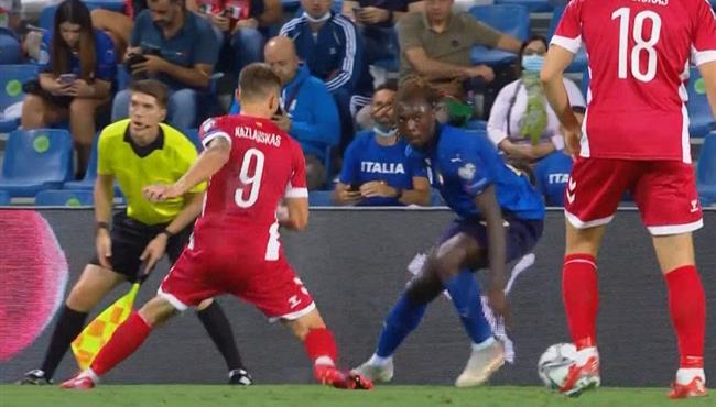 لقطة مهارية من مويس كين في مباراة ايطاليا وليتوانيا