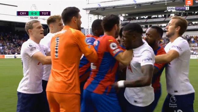 مشادة بين اللاعبين في مباراة توتنهام وكريستال بالاس