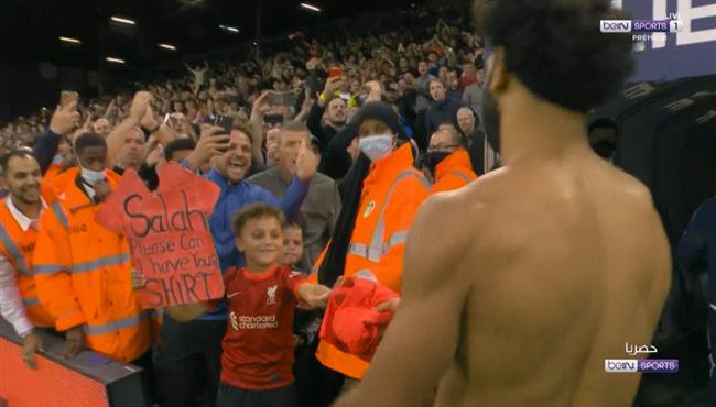 محمد صلاح يهدي قميصه لطفل بعد مباراة ليفربول وليدز يونايتد