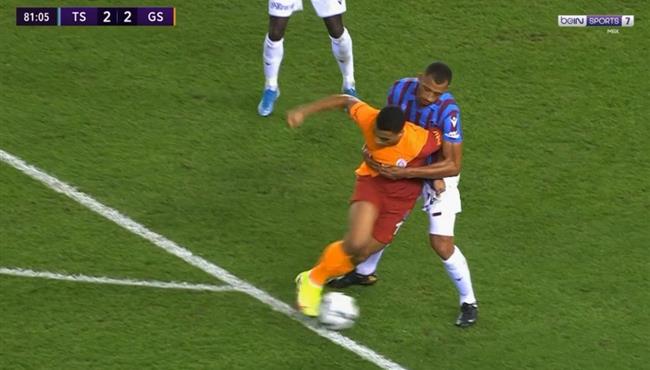 مصطفي محمد يطالب بركلة جزاء في مباراة جالطة سراي وطرابزون سبور