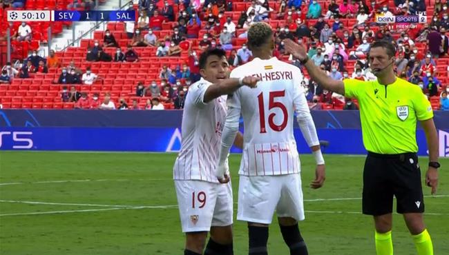 طرد يوسف النصيري في مباراة اشبيلية وسالزبورج بدوري ابطال اوروبا