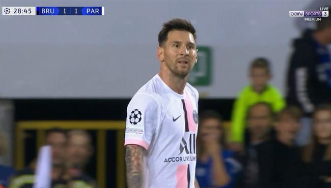 العارضة تحرم ميسي من تسجيل هدف رائع امام كلوب بروج