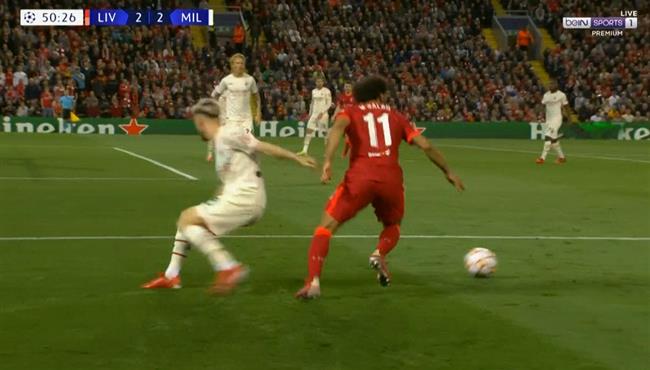 كوبري محمد صلاح لأليكسيس سالماكرز في مباراة ليفربول وميلان