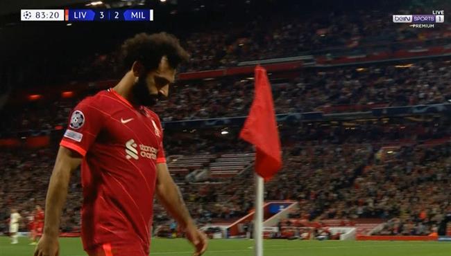 لحظة خروج محمد صلاح في مباراة ليفربول وميلان