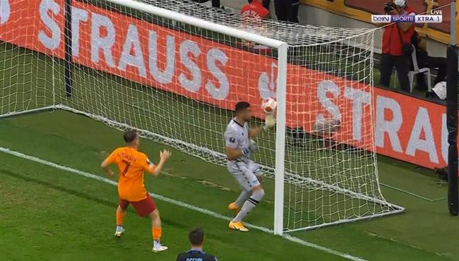 هدف كوميدي في مباراة جالطة سراي ولاتسيو بالدوري الاوروبي