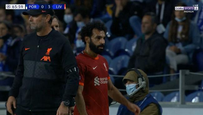 لحظة خروج محمد صلاح في مباراة ليفربول وبورتو بدوري ابطال اوروبا
