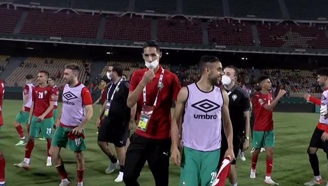 بدر بانون يحتفل مع لاعبو المغرب بعد الفوز علي غانا في كأس امم افريقيا