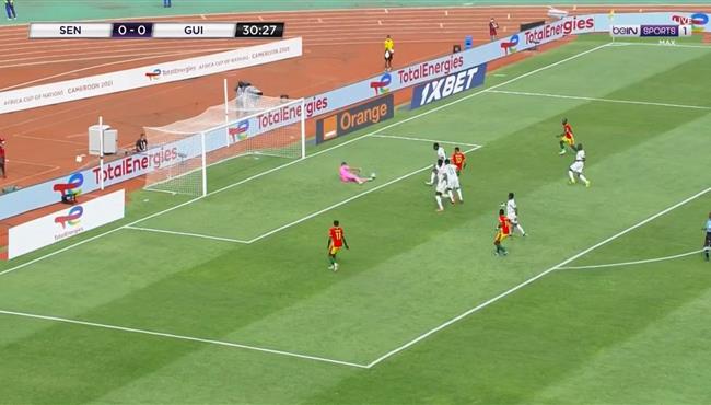 حارس مرمي السنغال والمدافع ينقذان مرماهم من هدف محقق لغينيا