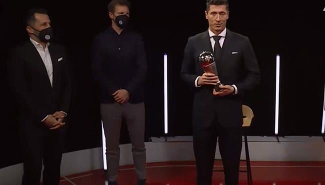 لحظة تتويج ليفاندوفسكي بجائزة افضل لاعب في العالم لسنة 2021 ذا بيست