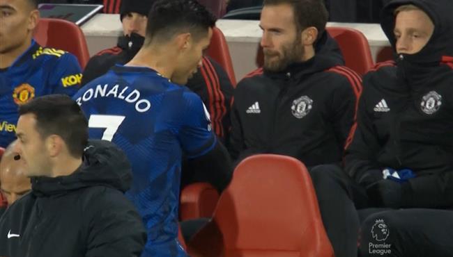 لحظة خروج كريستيانو رونالدو في مباراة مانشستر يونايتد وبرينتفورد ورد فعله