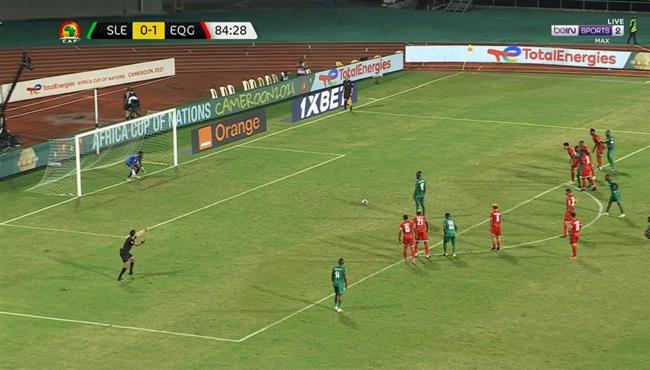 حارس غينيا الاستوائية يتصدي لركلة جزاء امام سيراليون بكأس امم افريقيا