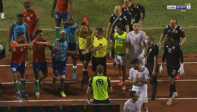 طرد فاروق بن مصطفي في مباراة تونس وجامبيا بكاس امم افريقيا