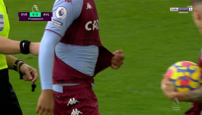 لقطة طريفة في مباراة استون فيلا وايفرتون بالدوري الانجليزي