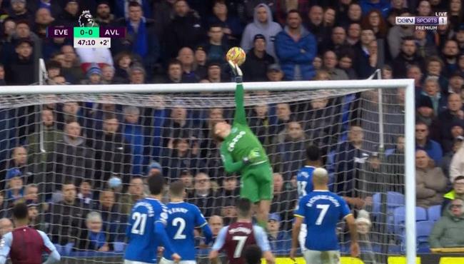 تصدي بيكفورد الرائع يحرم كوتينيو من هدف محقق في مباراة استون فيلا وايفرتون