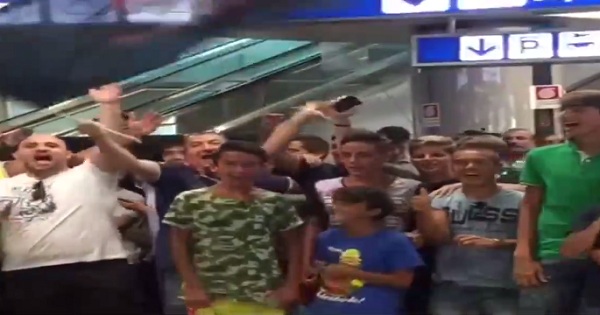 جماهير روما تنتظر وصول محمد صلاح في المطار
