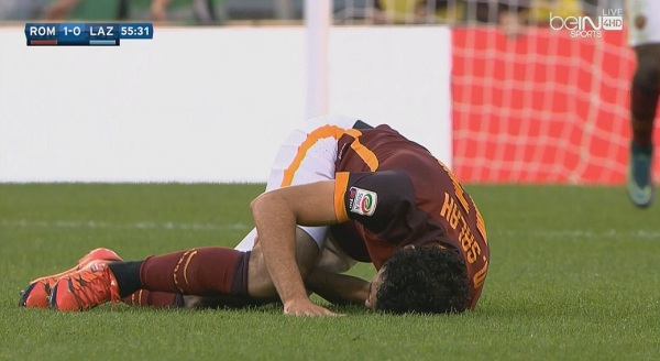 اصابة مرعبة لمحمد صلاح وتبديله في مباراة روما ولاتسيو