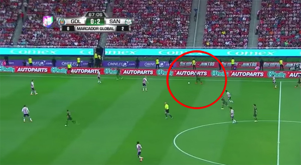 لاعب يخدع كل من في الملعب ويسجل هدف ماراثوني