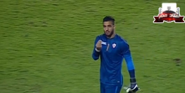 إشارات من أحمد الشناوي لأحد الحاضرين بمقصورة مباراة الإنتاج الحربي والزمالك