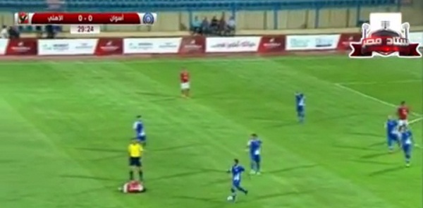 اصطدام الحكم بعبدالله السعيد في مباراة أسوان والأهلي