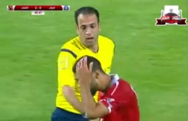 عبدالله السعيد يحتك بحكم مباراة أسوان والأهلي
