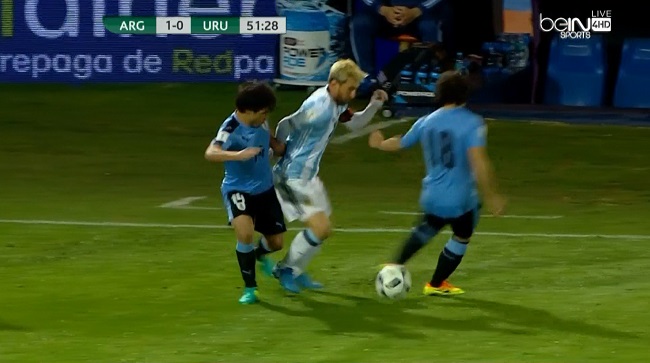 بطريقه مهارية رائعه ميسي يعطي كوبري لكوروجو لاعب اوروجواي