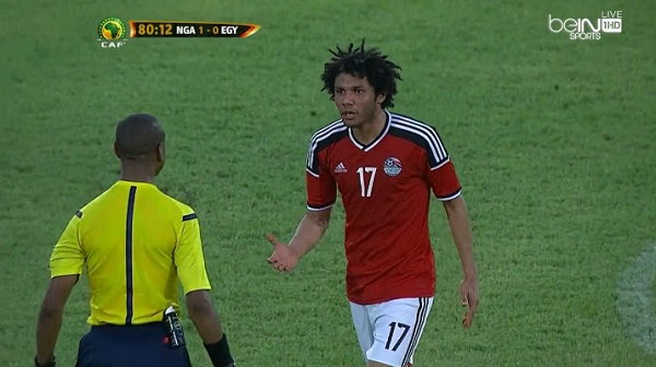 محمد النني يفقد اعصابه علي الحكم في مباراة مصر ونيجيريا