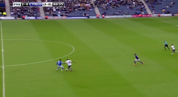 لاعب يخطف مدافع وحارس مرمى بمراوغة عبقرية وهدف م ذهل