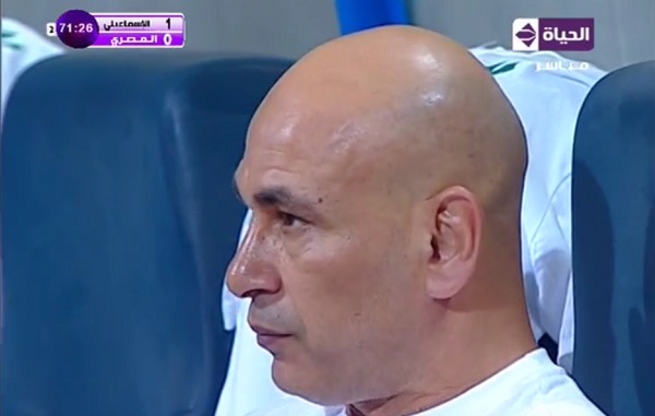 علامات الحزن تظهر علي وجه إبراهيم حسن في ظل غياب العميد حسام حسن
