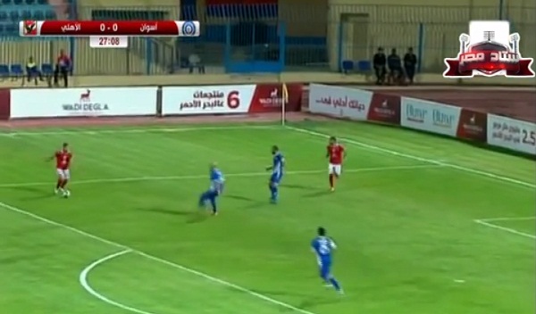 تسديدة عبدالله السعيد في مباراة أسوان والأهلي