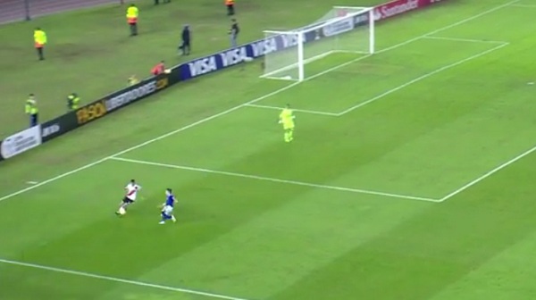 أجمل مراوغة في العالم هذا الاسبوع مدافع ريفربليت يحول مهاجم كروزيرو إلى أضحوكة