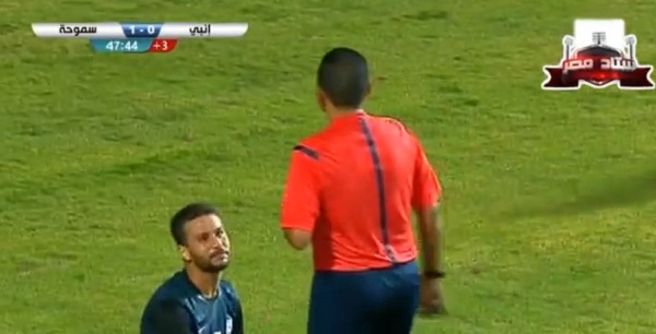 أحمد رفعت يطالب بإحتساب ركلة جزاء بعد عرقلته في منطقة جزاء سموحة
